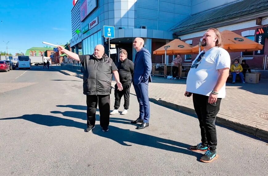 Замглавы встретился с таксистами (12+)