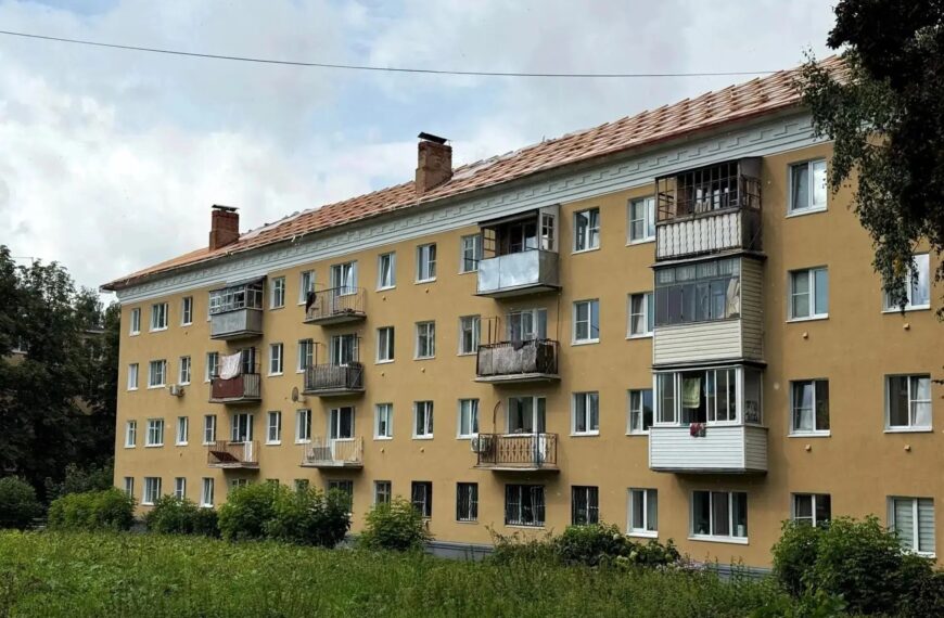 В Клину работы по ремонту кровли проводят на двух домах (12+)