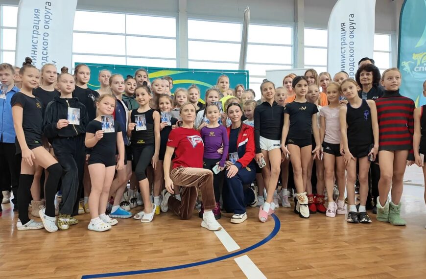 Чемпионка по спортивной гимнастике Елена Замолодчикова провела в Клину разминку для школьников (12+)