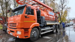 В Клину специалисты «Водоканала» прочищают ливненвую канализацию (12+)