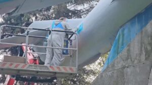 В Клин-5 отремонтировали самолет-памятник (12+)
