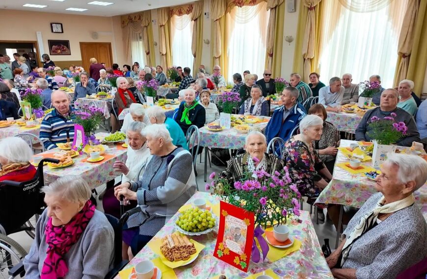 Клинчан серебряного возраста поздравили с Днем пожилого человека (12+)