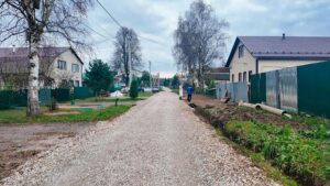 В д. Стреглово ремонтируют дорогу (12+)