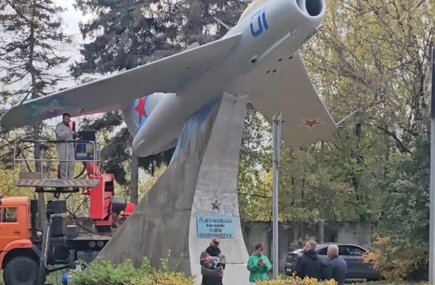 В Клину привели в порядок памятник самолёту‑истребителю МиГ‑17