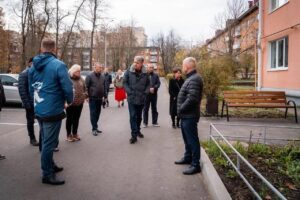 Глава Клина Василий Власов провел пеший обход дворовых&hellip;