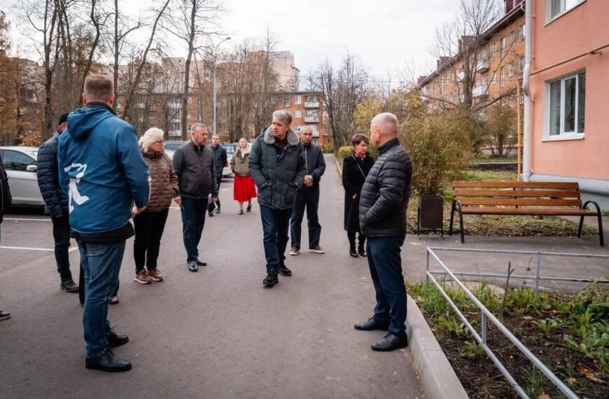 Глава Клина Василий Власов провел пеший обход дворовых территорий после благоустройства (12+)