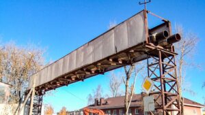 В Высоковске демонтировали воздушную теплотрассу (12+)