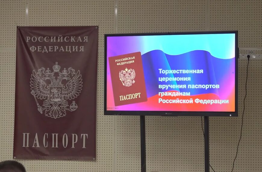 Юным клинчанам торжественно вручили паспорта (12+)